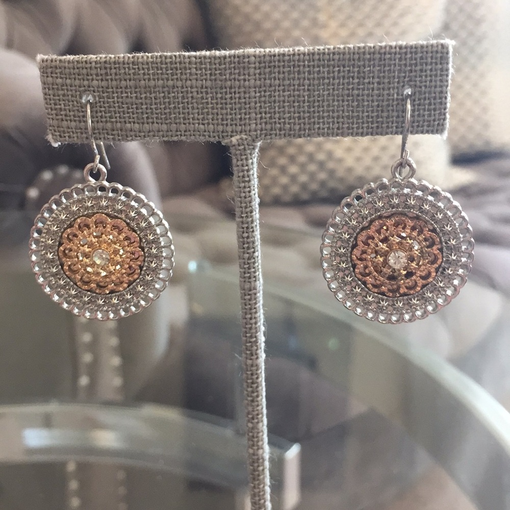 Cache gold and silver earrings